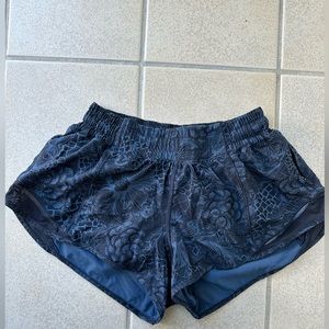 Lululemon Hotty Hot Short 2.5” Inseam. Size 4. Nouveau Mach Blue Black.